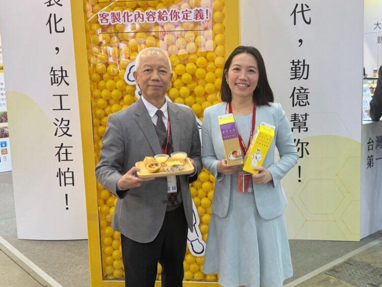 圖說:勤億蛋品科技共同創辦人暨董事長古榮海(左),與董事長室經理古昕平(右),於烘焙展攤位現場解說。(資料來源:勤億蛋品科技)