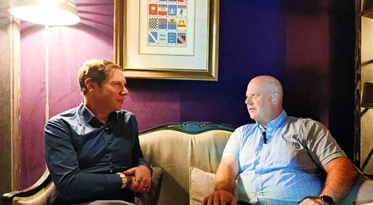 圖左為美國奧勒岡州立大學代表Casey，圖右為超越教育創辦人John，以未來教育議題進行對談 (圖：超越教育提供),