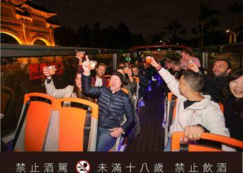圖說：來自各國的貴賓在巴士上舉杯共飲，隨著台北夜景流動，氣氛熱烈，展現國際外賓接待專家策劃來台旅程的多元與活力。（資料來源：飛亞旅行社）