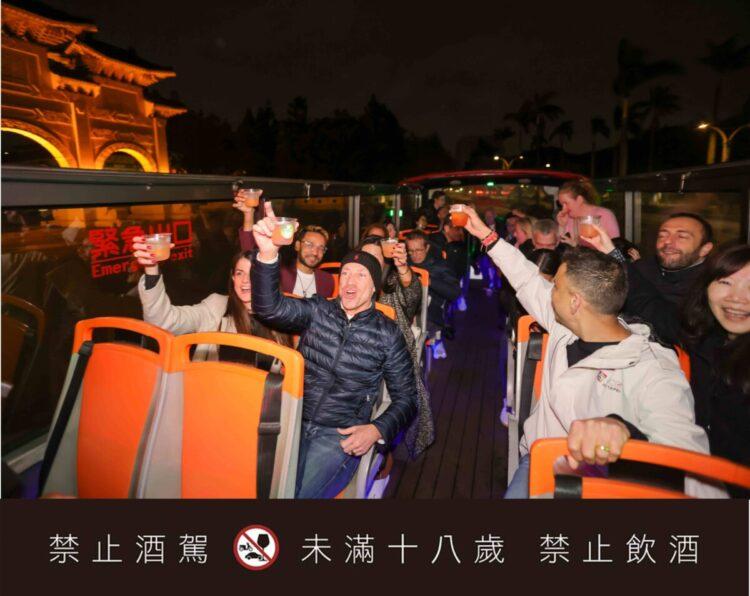 圖說：來自各國的貴賓在巴士上舉杯共飲，隨著台北夜景流動，氣氛熱烈，展現國際外賓接待專家策劃來台旅程的多元與活力。（資料來源：飛亞旅行社）