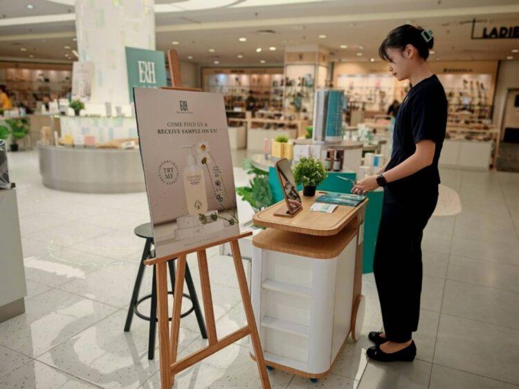 圖說:ERH進駐馬來西亞百貨商場,除了實體櫃位,更搭配試用體驗活動吸客,持續拓展品牌能見度。(資料來源:十藝生技)