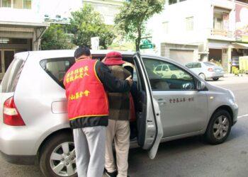 華山站長不論酷暑寒冬，仍服務弱勢長輩不畏艱苦。