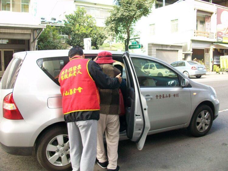 華山站長不論酷暑寒冬，仍服務弱勢長輩不畏艱苦。