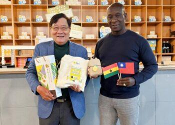 圖說：迦納共和國土王Alex Asiamah（右）遠赴嘉義民雄，與旺萊山董事長劉家發（左）相見歡，品嚐包括明星商品鳳梨酥、鳳梨醋，以及體驗鳳梨全果應用的創新技術。（資料來源：旺萊山）