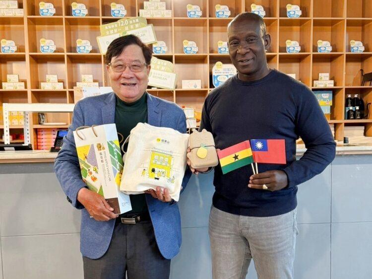 圖說：迦納共和國土王Alex Asiamah（右）遠赴嘉義民雄，與旺萊山董事長劉家發（左）相見歡，品嚐包括明星商品鳳梨酥、鳳梨醋，以及體驗鳳梨全果應用的創新技術。（資料來源：旺萊山）