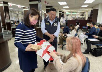 向民眾介紹活動