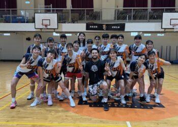 莊敬女籃與NBA球星訓練師合影