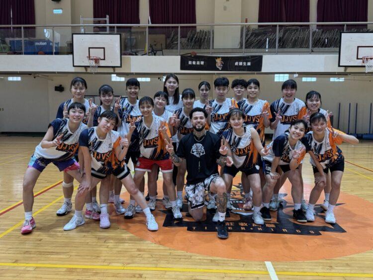 莊敬女籃與NBA球星訓練師合影
