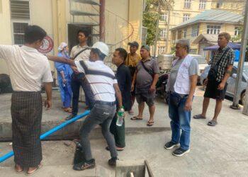 附件二【新聞照片一】由於當地運河水質不佳，無國界醫生工作人員與曼德勒綜合醫院管理人員商討尋找替代水源。照片拍攝於2025年4月3日。©MSF