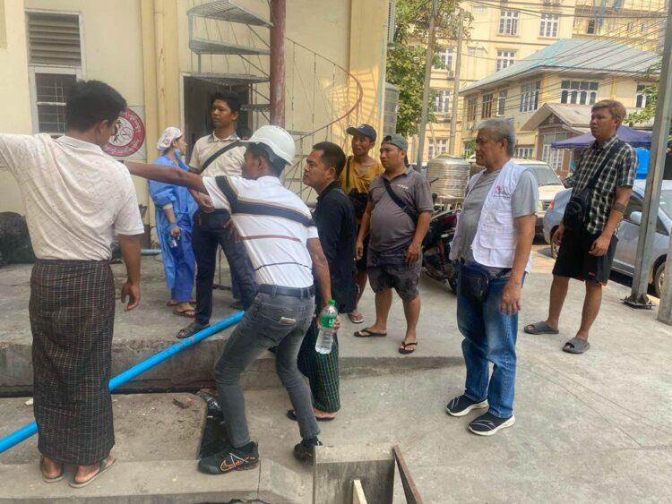 附件二【新聞照片一】由於當地運河水質不佳，無國界醫生工作人員與曼德勒綜合醫院管理人員商討尋找替代水源。照片拍攝於2025年4月3日。©MSF