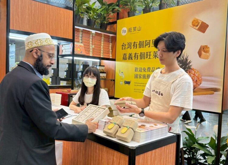 圖說:外國人超愛!旺萊山在展場一樓設立臨時快閃店,吸引許多參展及逛展的國際商務客。(資料來源:旺萊山)
