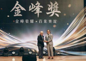 【新聞照片1】ViewSonic獲金峰獎「十大傑出企業」與「十大傑出商品」雙料大獎，全場景視訊與教育科技應用創新和產業貢獻受肯定。