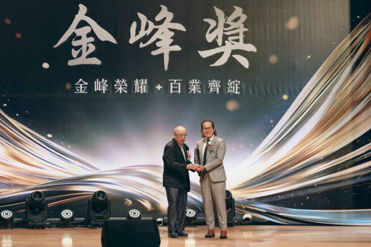 【新聞照片1】ViewSonic獲金峰獎「十大傑出企業」與「十大傑出商品」雙料大獎，全場景視訊與教育科技應用創新和產業貢獻受肯定。
