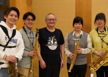 米特首席陳力鋒攜手團員陳品樺、黃子芸、張志宇，回母校與輔大音樂系郭聯昌教授合影，攜手共譜百年校慶新樂章。（圖／MIT米特薩克斯風重奏團提供）
