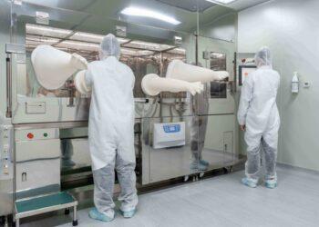 圖說：亞家生技自主研發「製藥用無菌隔離裝置」（YJ-Isolator），是確保細胞製劑生產品質與安全性的關鍵技術。（資料來源：亞家生技）