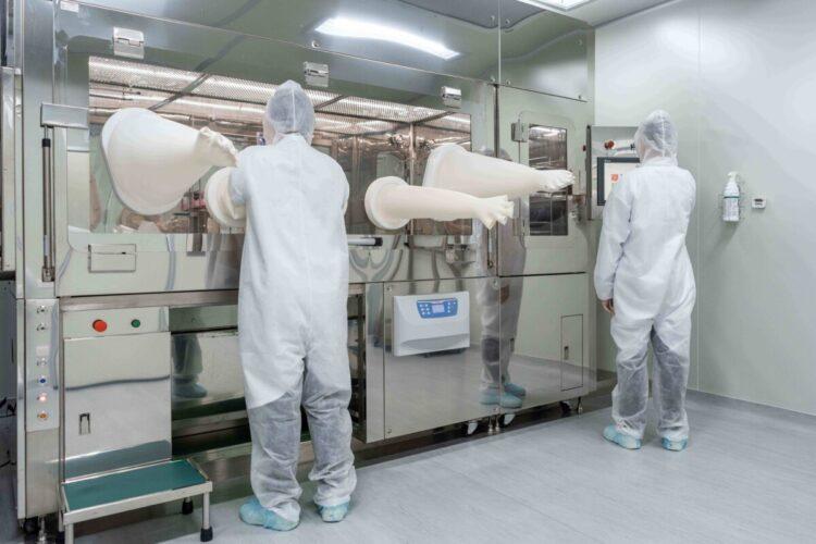 圖說:亞家生技自主研發「製藥用無菌隔離裝置」(YJ-Isolator),是確保細胞製劑生產品質與安全性的關鍵技術。(資料來源:亞家生技)