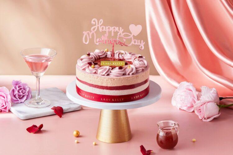 圖說:粉嫩視覺搭配金箔與花瓣點綴,彷彿一顆手工打造的夢幻玫瑰花珠寶盒。(資料來源:LADY KELLY)