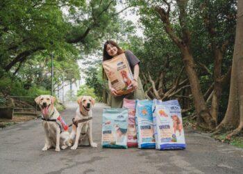 圖說：倍力寵物攜手台灣導盲犬協會，在高雄寵物展現場設置「愛心募款箱」，邀請毛爸媽送暖做公益。（資料來源：倍力寵物健康食品）