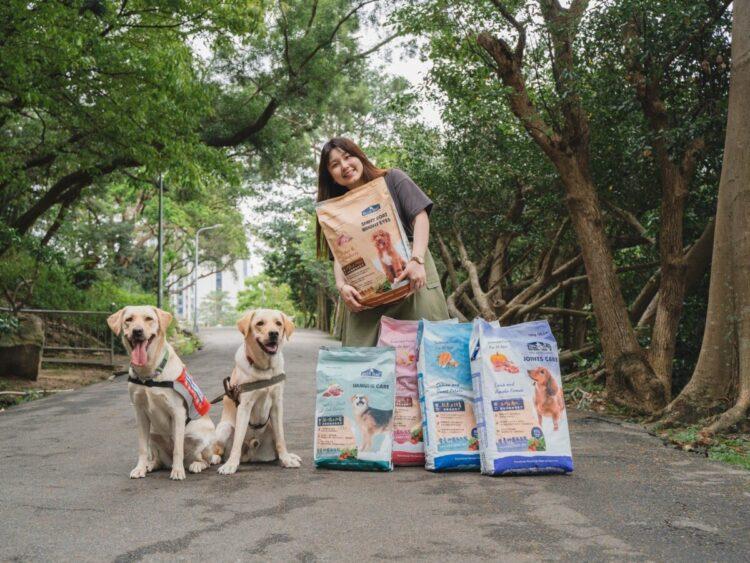 圖說:倍力寵物攜手台灣導盲犬協會,在高雄寵物展現場設置「愛心募款箱」,邀請毛爸媽送暖做公益。(資料來源:倍力寵物健康食品)