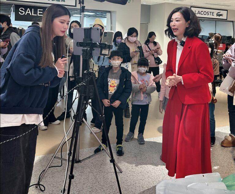 圖二、天藍小舖的直播就像朋友聊天般親切溫暖，粉絲曾留言說：『聽曉婷分享，就像老朋友一直在身邊陪伴。』每回外景直播，也總有大批忠實粉絲到場力挺。（圖片來源：就醬播）