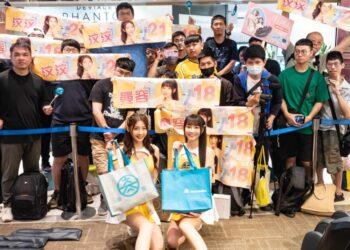 PS女孩任高島一日店長熱力應援 企業日開球挺兄弟！