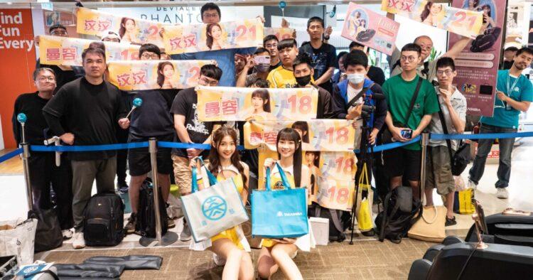 PS女孩任高島一日店長熱力應援 企業日開球挺兄弟！