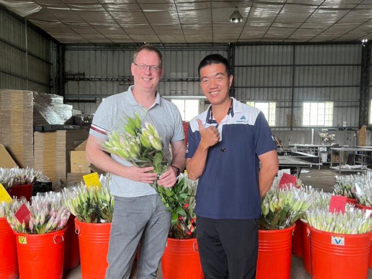 荷蘭稽核員Ruud van den Akker (左)與台中后里百大青農黃智鴻(右)合照