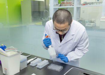 圖說：生技產業人才面臨供需失衡挑戰，業者點出「高階與跨領域整合人才」的招募與培育，已成為影響創新研發與競爭力的核心關鍵。（資料來源：偉喬生醫）