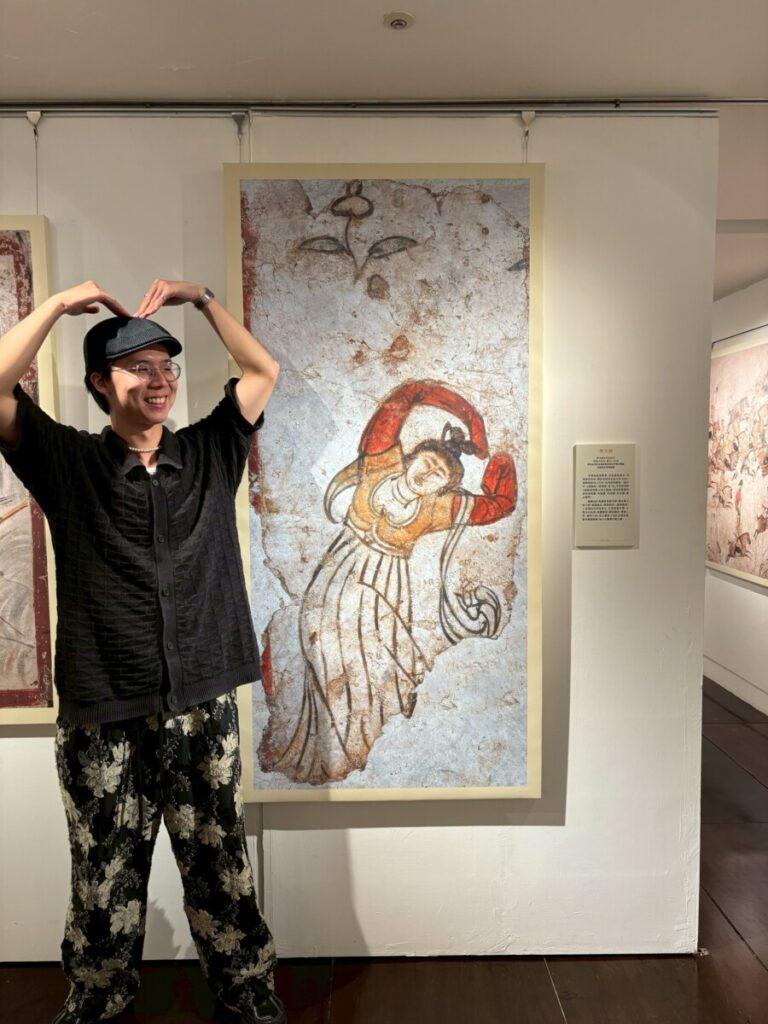 與舞女圖壁畫比心共舞