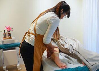 服務中的李靜瀅，專注為顧客進行按摩調理，堅持一對一深度服務，是她多年來維持口碑_0