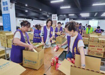 圖說：5月22日志工們協助包裝安心食物箱，一起為更具韌性的防災社會貢獻心力