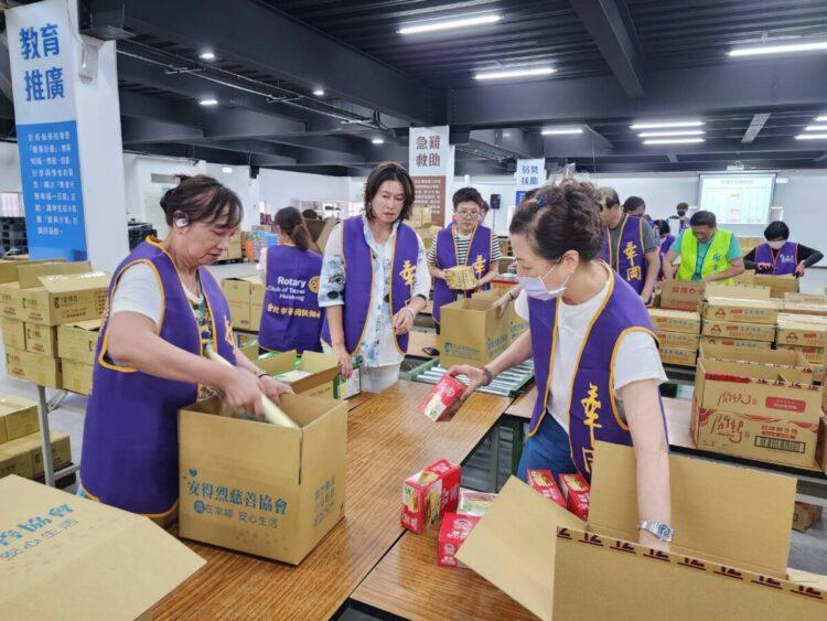 圖說：5月22日志工們協助包裝安心食物箱，一起為更具韌性的防災社會貢獻心力