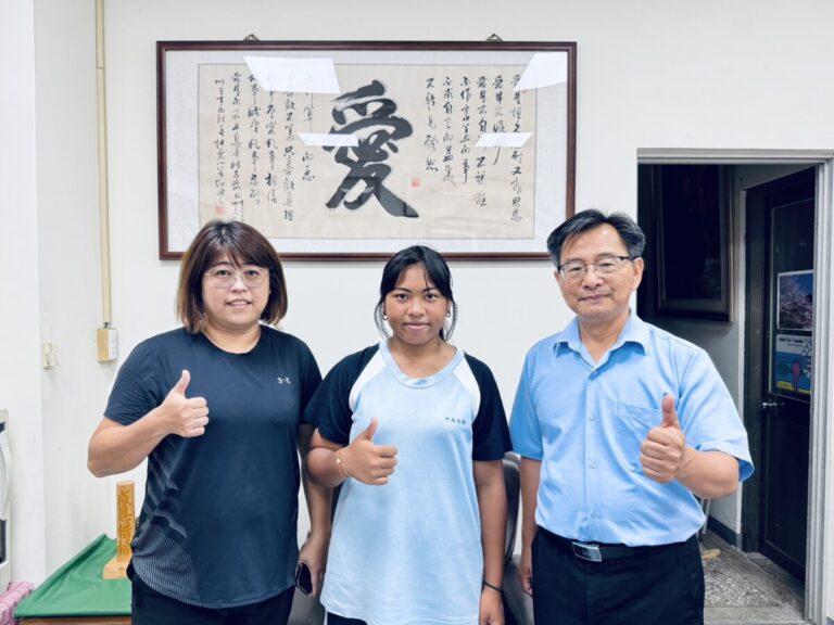 旭光中學何光明校長(右)與射箭隊教練陳文靜(左)，持續的陪伴與鼓勵