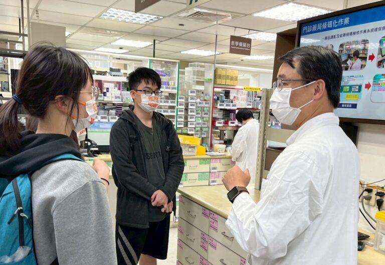 謝右文主任解說藥局作業