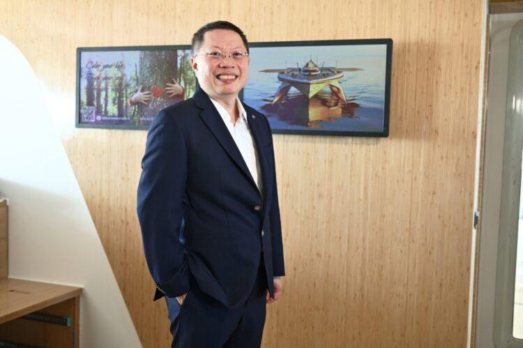 虹彩光電提供的27.6吋全彩電子紙顯示器,採用其獨家膽固醇液晶技術,已部署於「Porrima P1_0