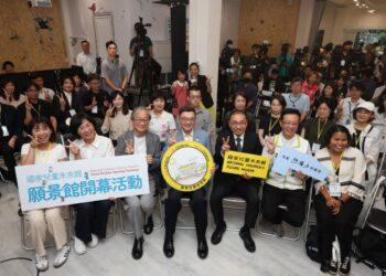 （前排左起）立委張雅琳及蘇巧慧、文化部長李遠、行政院長卓榮泰、新北市長侯友宜、立委張宏陸、美國華盛頓國家兒童博物館顧問潔西卡・哈維（Jessica Harvey），以及日本東京玩具美術館部長石井今日子（次排右4）及美國波士頓兒童博物館研究與評估經理李樂樺（次排右2）等人，共同宣布「國家兒童未來館」願景館正式啟用。（圖_文化部提供）