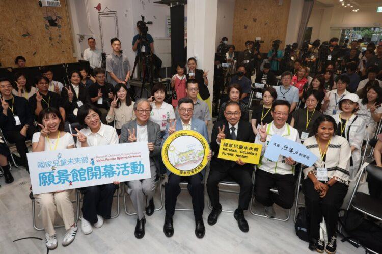 （前排左起）立委張雅琳及蘇巧慧、文化部長李遠、行政院長卓榮泰、新北市長侯友宜、立委張宏陸、美國華盛頓國家兒童博物館顧問潔西卡・哈維（Jessica Harvey），以及日本東京玩具美術館部長石井今日子（次排右4）及美國波士頓兒童博物館研究與評估經理李樂樺（次排右2）等人，共同宣布「國家兒童未來館」願景館正式啟用。（圖_文化部提供）