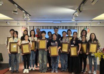 協會張德明理事長第三排(左1)、羅紹和執行長(左2)與獲獎的柔韌母親們開心合影_0