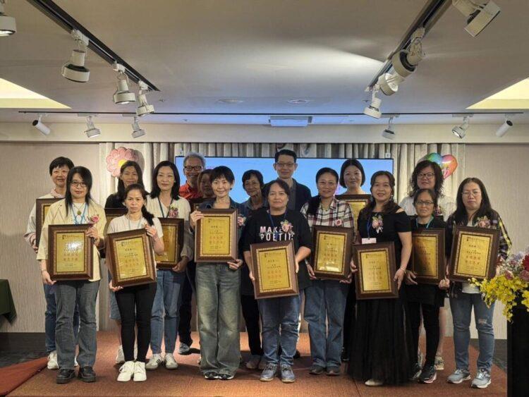 協會張德明理事長第三排(左1)、羅紹和執行長(左2)與獲獎的柔韌母親們開心合影_0