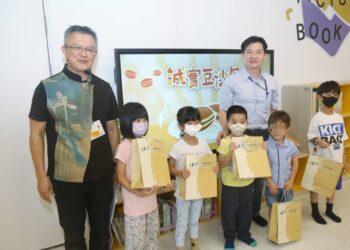 文化部政風處方處長與講師及得獎小朋友們合照