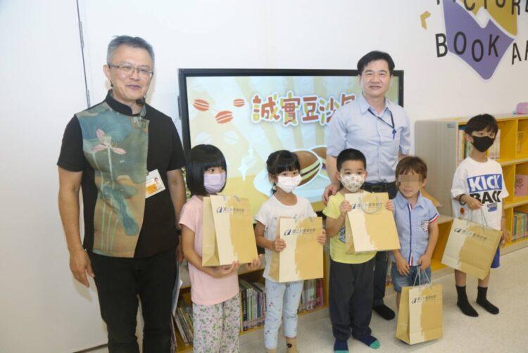 文化部政風處方處長與講師及得獎小朋友們合照