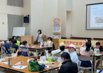 陳妙曼老師帶領民眾體驗端午佳節氣氛