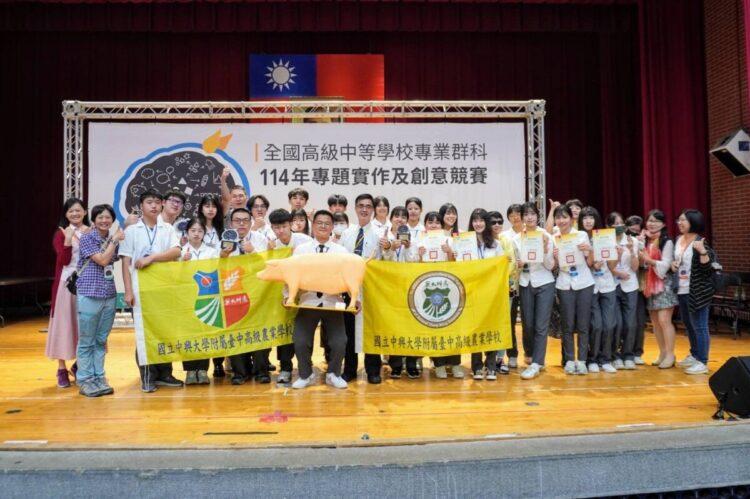 本校師生得獎合影