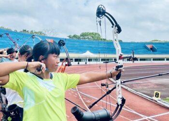 站在射箭場上，田萱專注力與力量凝聚於一箭之間