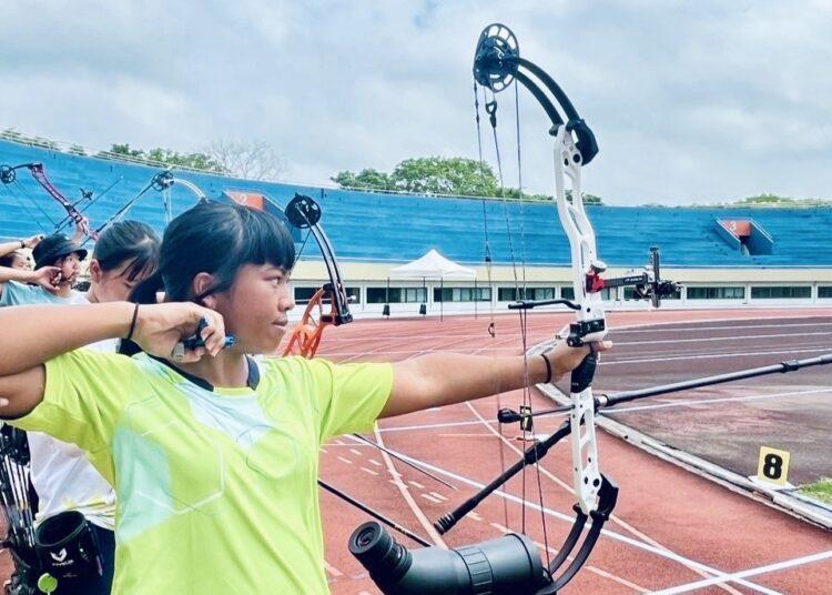 站在射箭場上，田萱專注力與力量凝聚於一箭之間