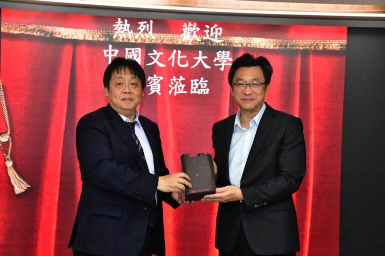 文化大學王校長致贈紀念品(中景)