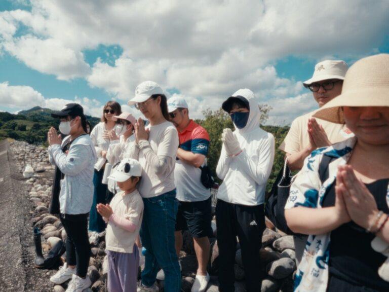 圖說：淨溪活動前後，參與民眾依照保育志工指示，雙手合十向山林環境表達敬意，不僅祈求順利、告知此行目的，更許下用心參與活動的承諾。（資料來源：貪貪Munchee）