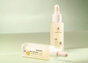 圖說：ERH「AI‧積泌修護精華液」採用韓國專利技術，萃取出積雪草、芍藥、山茶花的植物囊泡，提供全方位的保養解決對策。（資料來源：十藝生技）