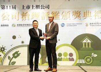 20250612 D-Link友訊科技今年再度於公司治理評鑑排名全臺上市公司前5%，今日由執行長張家瑞(圖右)代表出席領獎