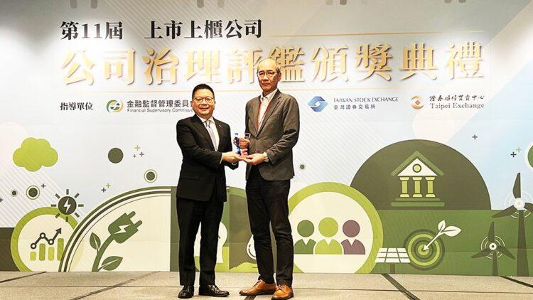 20250612 D-Link友訊科技今年再度於公司治理評鑑排名全臺上市公司前5%,今日由執行長張家瑞(圖右)代表出席領獎